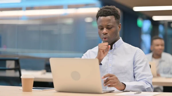 Afrikanischer Geschäftsmann mit Laptop hat Husten — Stockfoto