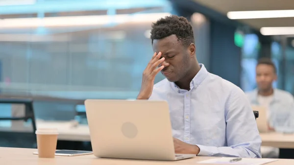Afričtí podnikatel s notebookem s ztrátou, selhání — Stock fotografie