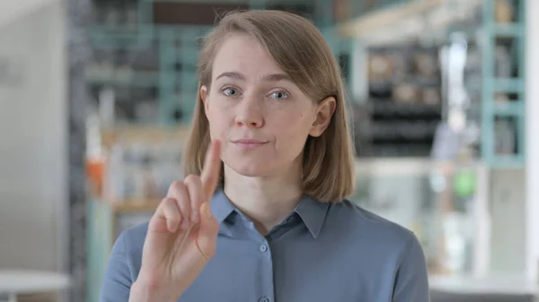 Retrato de jovem mulher mostrando nenhum sinal por dedo — Fotografia de Stock