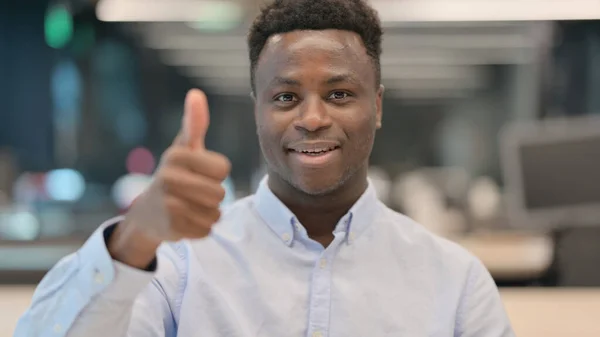 Porträtt av afrikansk affärsman visar tummen upp Sign — Stockfoto