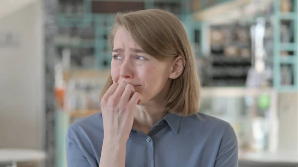 Πορτρέτο της αναστατωμένης νεαρής γυναίκας που κλαίει — Φωτογραφία Αρχείου