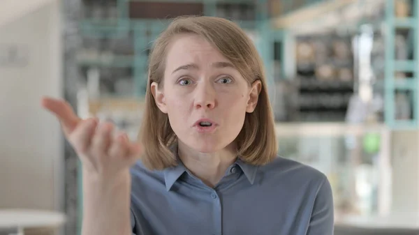 Retrato de una mujer joven luchando, discutiendo — Foto de Stock