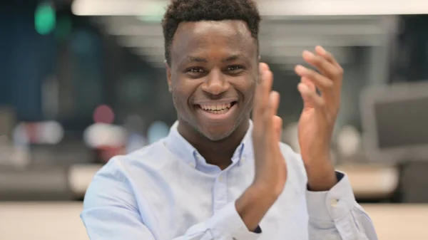 Porträt eines afrikanischen Geschäftsmannes, der klatscht, applaudiert — Stockfoto