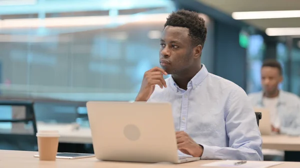 Afrikanischer Geschäftsmann mit Laptop bei der Arbeit — Stockfoto