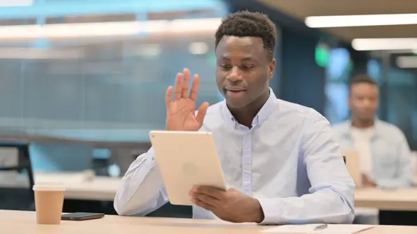 Afričtí podnikatelé dělat videohovor na tabletu v kanceláři — Stock fotografie
