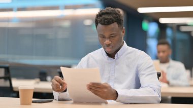 Afrikalı İşadamı Ofiste Belgeleri Okuyor 