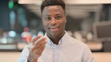 Afrikalı İşadamı 'nın Portresi Kamerayı Gösteriyor, Davet Ediyor 