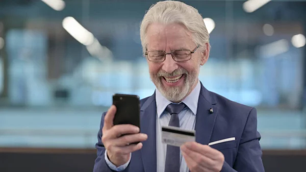 Portrait d'un vieil homme d'affaires effectuant un paiement en ligne réussi sur Smartphone — Photo