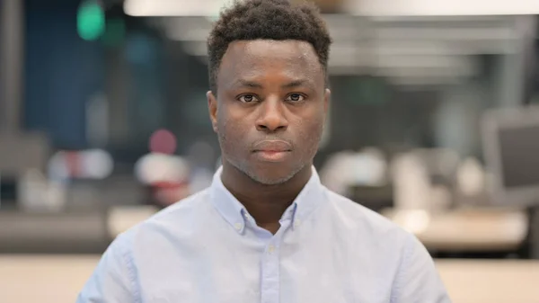 Portret van Afrikaanse zakenman kijkend naar camera — Stockfoto