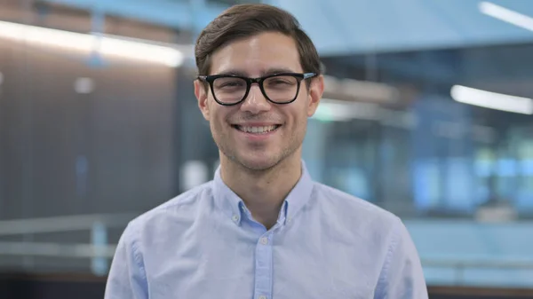 Portret van een jonge man glimlachend naar de camera — Stockfoto