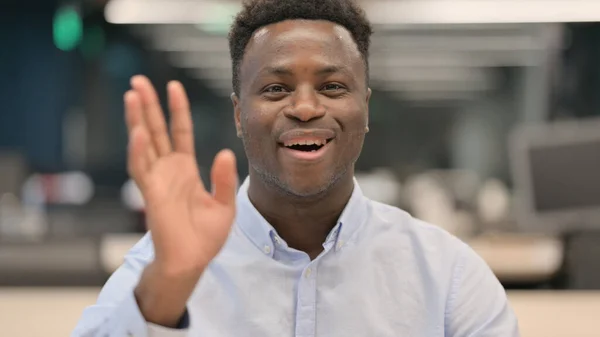 Retrato del empresario africano hablando en videollamada en línea —  Fotos de Stock