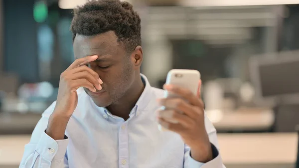 Portrét afrického podnikatele Ztráta na Smartphone — Stock fotografie