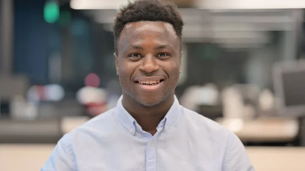 Portrét afrického podnikatele usmívajícího se na kameru — Stock fotografie