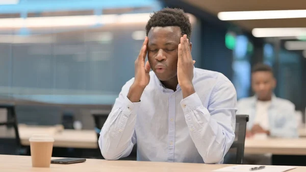 Napjatý africký podnikatel s bolestí hlavy — Stock fotografie