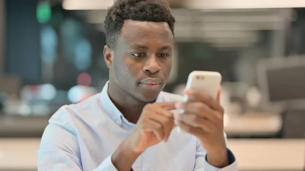 Portrét afrického podnikatele pomocí chytrého telefonu — Stock fotografie