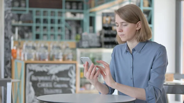 Atractiva mujer joven usando Smartphone en Café — Foto de Stock