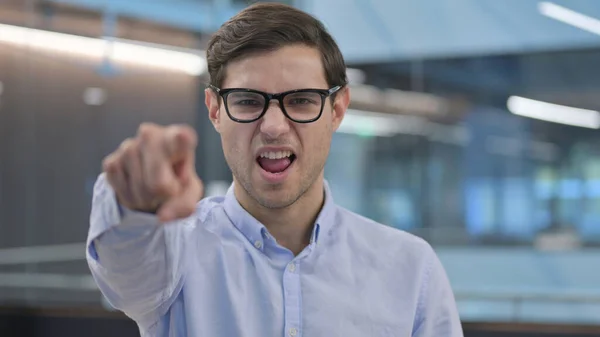 Retrato de un joven apuntando a la cámara — Foto de Stock