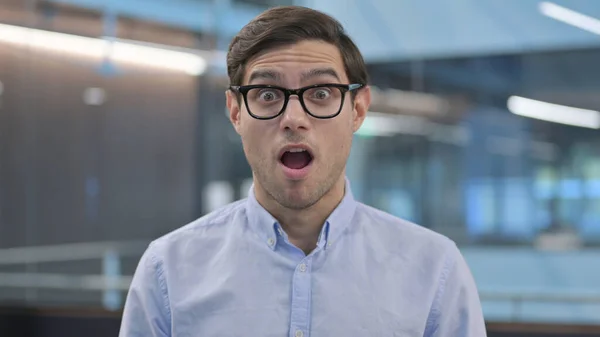 Retrato de un joven con expresión de shock — Foto de Stock