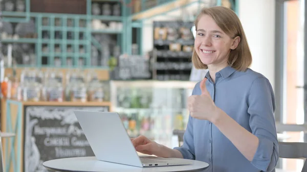 Jovem mulher com laptop mostrando polegares para cima assinar — Fotografia de Stock