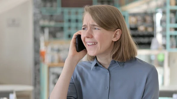Retrato de mujer joven enojada en llamada de teléfono inteligente — Foto de Stock