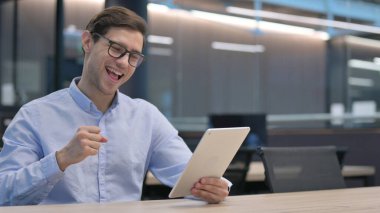 Genç Adam Tablet 'te Başarı Kazandı