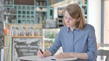 Güzel Genç Kadın Kafe 'de Kağıda Yazıyor 