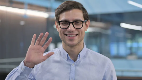 Retrato de un joven saludando con la mano, dando la bienvenida — Foto de Stock
