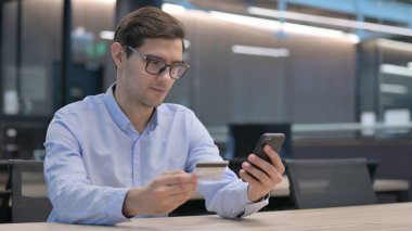 Genç Adam Smartphone 'da Başarılı Çevrimiçi Ödeme Yapıyor