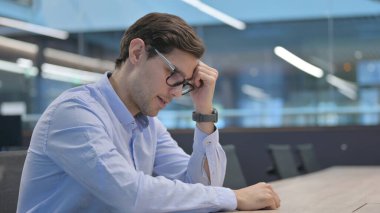 Genç Adam Ofiste Otururken Endişeli