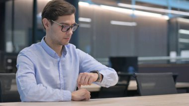 Akıllı Saat kullanırken Genç Adam Meraklı