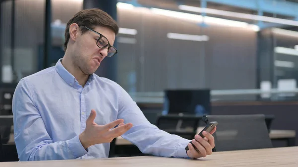 Joven Pérdida en Smartphone —  Fotos de Stock