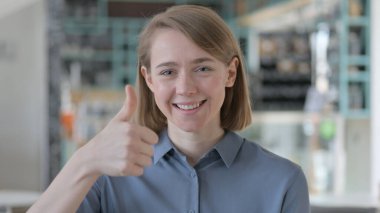 Genç Kadın Portresi Başparmakları Yukarı Gösteriyor 