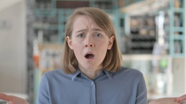 Kayıp Kişiye Tepki Veren Genç Kadın Portresi