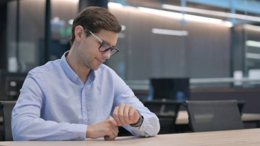 Genç Adam Beklerken Endişeli, Zamanı Kontrol Ederken