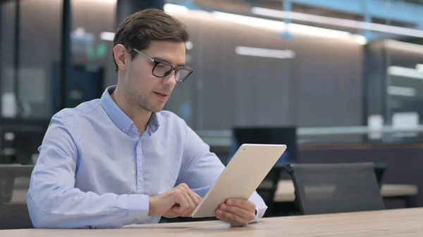 Joven usando la tableta en el trabajo —  Fotos de Stock