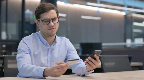 Young Man making Unsuccessful Online Payment on Smartphone — Stock Photo, Image