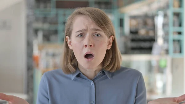 Retrato de una mujer joven reaccionando a la pérdida — Foto de Stock