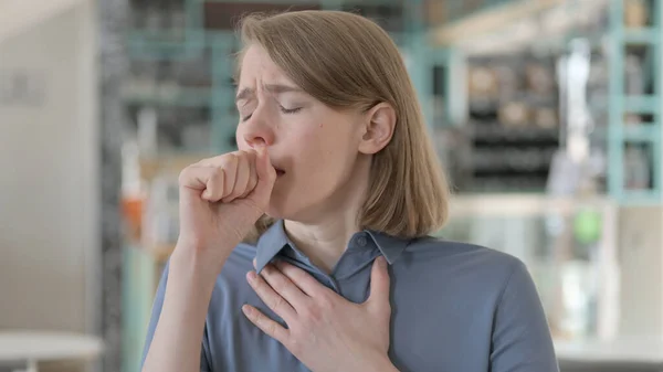 Портрет больной молодой женщины кашляет — стоковое фото