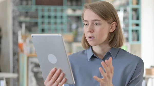 Portrait de jeune femme se sentant en colère sur tablette — Photo