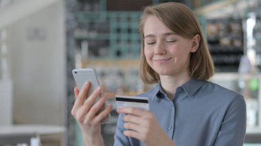 Başarılı Çevrimiçi Alışverişi Akıllı Telefon ile Genç Kadın 