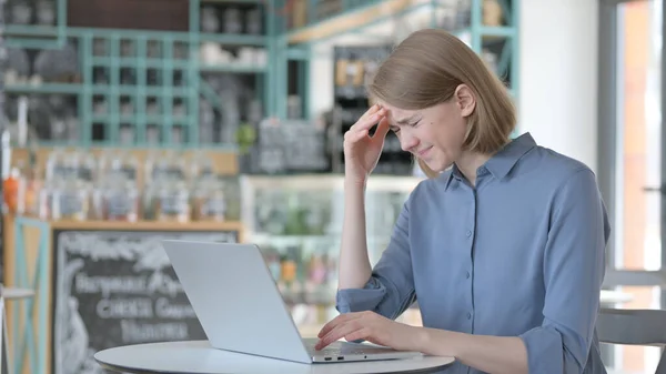 Müde Frau hat Kopfschmerzen bei der Arbeit am Laptop — Stockfoto