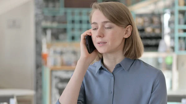 Портрет молодої жінки, що розмовляє по телефону — стокове фото