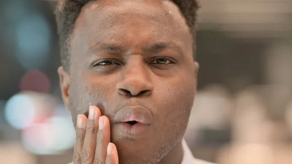 Afrikalı adamın diş ağrısına yakın çekim — Stok fotoğraf