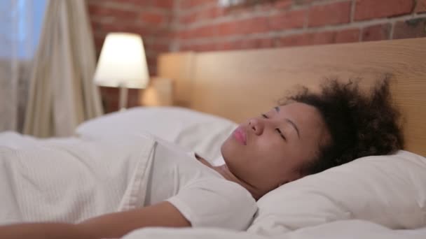 Africano donna svegliarsi da sonno in letto — Video Stock