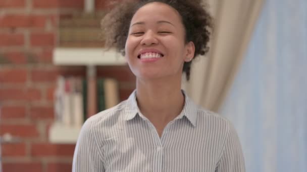 Portrét Afroameričanky třesoucí se hlavou jako Ano Znamení — Stock video