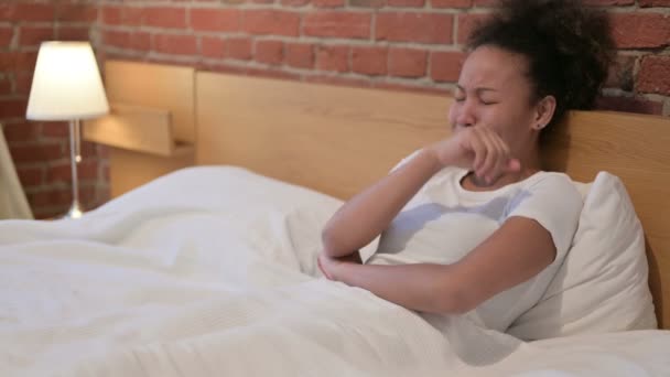 Θλιβερή Αφρικάνα κλαίει ενώ κάθεται στο κρεβάτι — Αρχείο Βίντεο