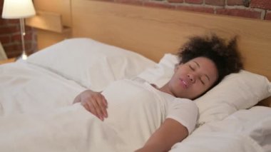 Yatakta otururken öksüren Afrikalı Kadın