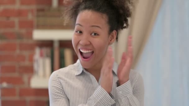 Ritratto di donna afroamericana applaudente, applaudente — Video Stock