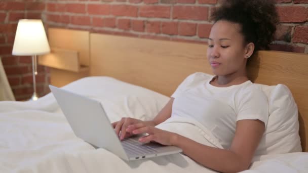 Mulher Africana com Laptop Olhando para a câmera na cama — Vídeo de Stock
