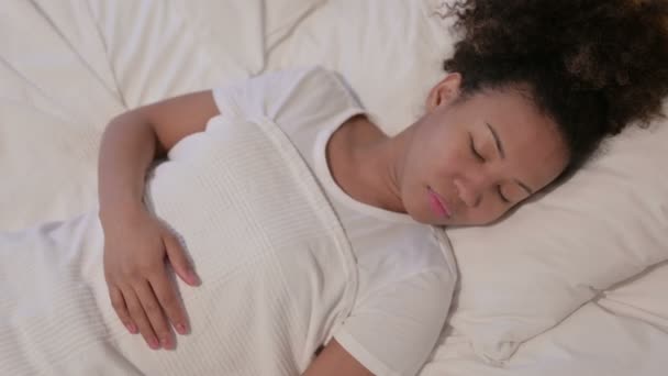 Afrikanerin hustet im Bett — Stockvideo